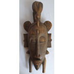 Afrikaans masker met vogel op hoofd